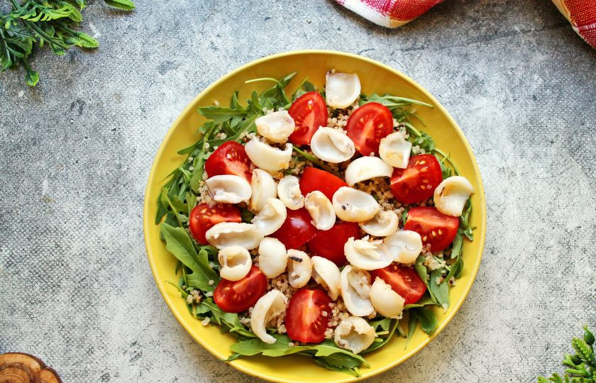 1. Этап. Салат из киноа с кальмарами: Добавьте в салат обжаренные кальмары, полейте мятной заправкой и подавайте к столу.