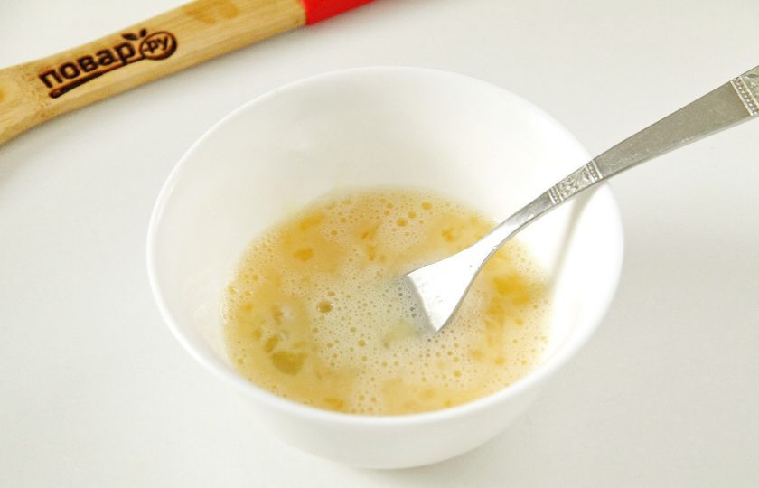 1. Этап. Яблочный штрудель диетический: Взбейте яйцо с сахаром.