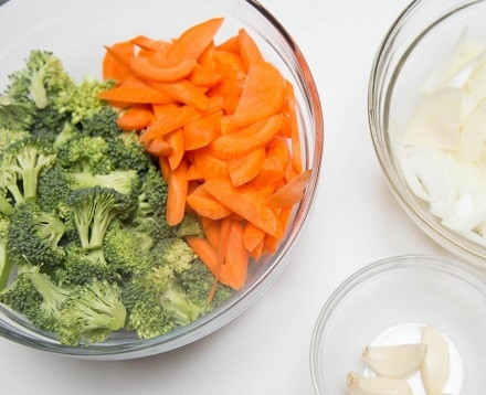 1. Этап. Макароны с мясом и овощами: Пока мясо обжаривалось, можно подготовить овощи. Брокколи нарежем на небольшие соцветия, лук и морковь очистим. Нарежем луковые кольца на четверти, а морковь — тонкими полукольцами. Очистим чеснок.