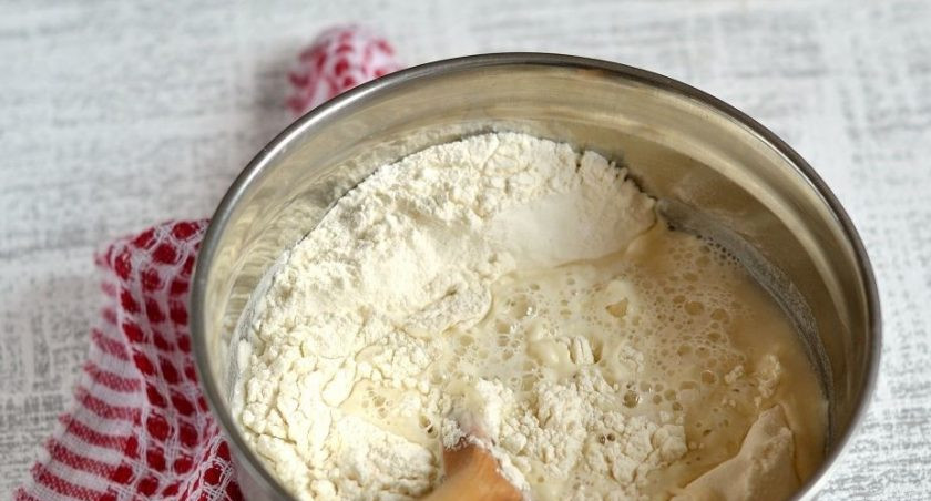 1. Этап. Слоеное тесто без яиц: Приготовление слоеного теста начинаем с того, что смешиваем муку и разрыхлитель, затем просеиваем и добавляем соль. Хорошенько перемешиваем все ингредиенты. Постепенно добавляем холодную воду и замешиваем тесто.