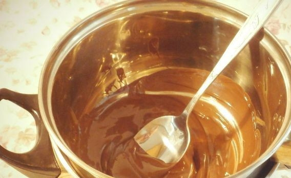 1. Этап. Нежный шоколадный торт: Поставьте небольшую кастрюльку на водяную баню. Поломайте шоколад на кусочки и положите его в кастрюльку. Растопите шоколад до однородной массы.