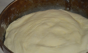 1. Этап. Фытыр по-египетски: Сверху выкладываем второй пласт теста и подворачиваем под первый, как бы укрывая!сверху смазываем желтком и делаем несколько проколов вилкой - чтобы выходил воздух! Выпекаем 30 минут при 200 градусах.