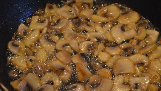 1. Этап. Сырно-грибной соус: Жарим до готовности.