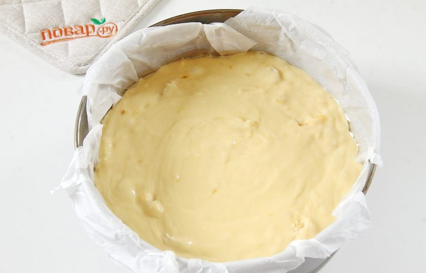 1. Этап. Апельсиновый пирог: 6. Вылейте тесто в смазанную маслом форму, застеленную пергаментом.