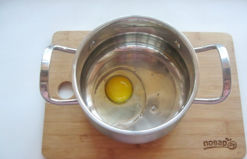 1. Этап. Пышные блины без дрожжей: В кастрюлю или миску разбейте яйцо.