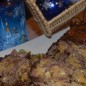 Рулет из говядины Кот в мешке Мясо обсушить и надрезать кусок вправо и влево. Раскройте кусок, как книгу. Если в процессе резки вы дорежете до дыр, не унывайте, у нас с вами получится отличный рулет! Мясо накрыть полиэтиленовым пакетом и хорошенько отбить. Затем залить соевым соусом, добавить горчицу. Хорошенько смазать полученной смесью весь кусочек, со всех сторон. Оставить мариноваться самое большее на час. Делаем начинку. Яблоки натрем на терке (я же пропустила яблоки через соковыжималку, сок выпила, а жмых пустила в начинку), туда же добавляем любой твердый сыр. Можно часть сыра заменить сыром с плесенью. Зелень (у меня сушеная), давленный чеснок, лук. Начинку выкладываем ровным слоем на промариновавшееся мясо, не доходя до краев по 1,5см.