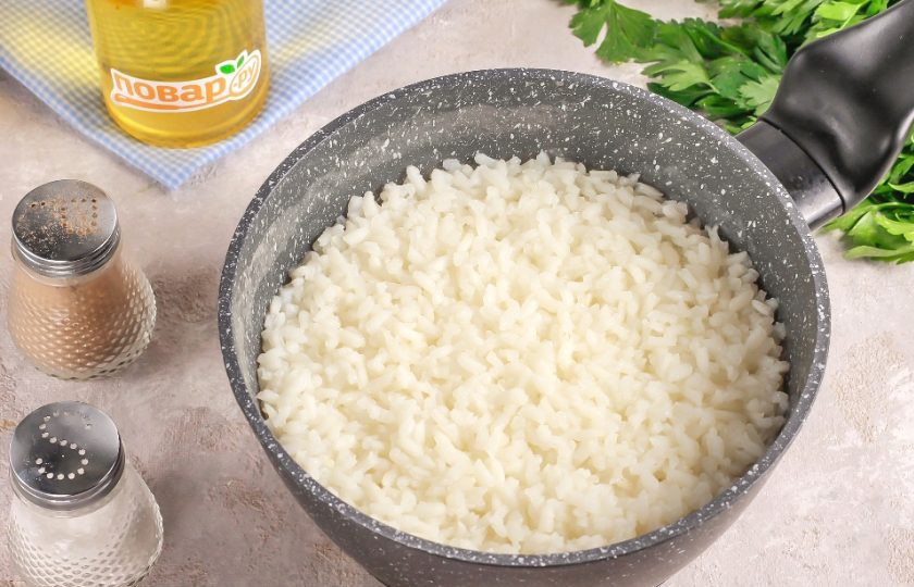 1. Этап. Рисовые шарики с креветками и творожным сыром: Рис промойте несколько раз и отварите в воде примерно 15 минут на умеренном нагреве. Обязательно посолите воду перед варкой, добавив в нее 2 щепотки соли.