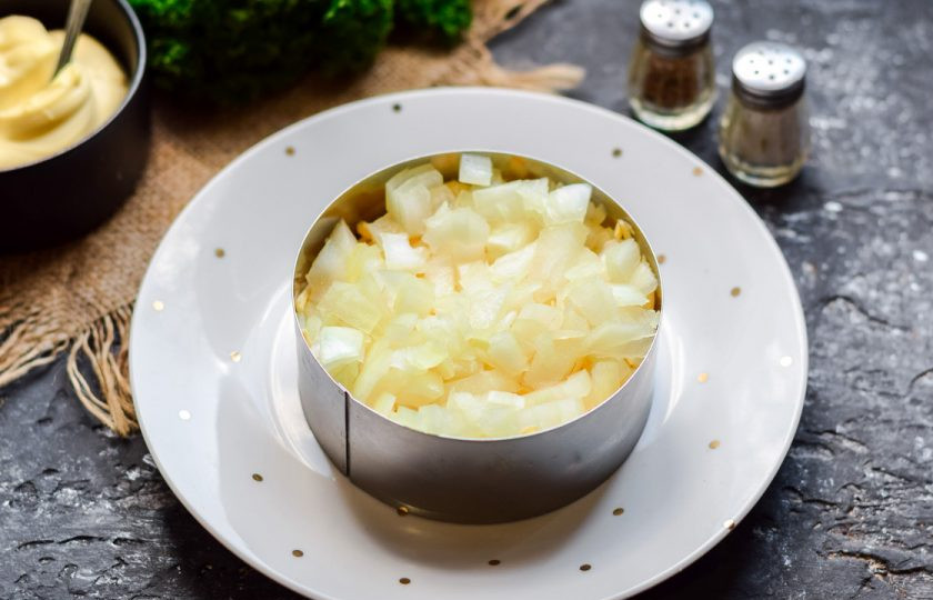 1. Этап. Салат Эгоист: Лук очистите, сполосните и нарежьте кубиком. По желанию лук можно замариновать в уксусе. Выложите лук поверх сыра, смажьте майонезом.