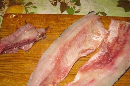 1. Этап. Шашлык из щуки: Теперь достаем из нее филейную часть. Разрезаем щуку на две части и удаляем хребет.