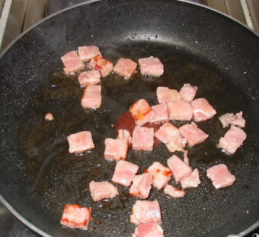 1. Этап. Мясо по-провански: 1. Мелко нарезать мясо. Мелко порубить лук. Раздавить зубчик чеснока. Почистить помидор, ударить семена и порезать. Разогреть 1 ст.л. оливкового масла в сковородку на максимальном огне. Добавить нарезанный бекон, и жарить на среднем огне 4-5 минут, часто помешивая, пока бекон не зарумянится. Переместить в кастрюлю и поставить на максимальный огонь.