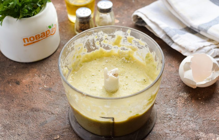 1. Этап. Оладьи из кабачков в блендере: Снова измельчите все в блендере, 1-2 минуты. Получаем тесто средней густоты.