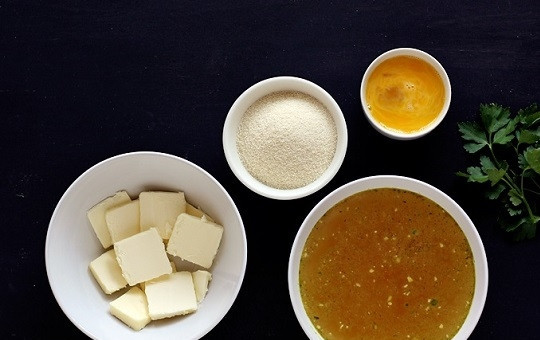 1. Этап. Бульон с клецками: 1. Бульон можно сварить заранее. В данном случае он на основе говядины. Когда бульон готов, можно подготовить остальные ингредиенты.