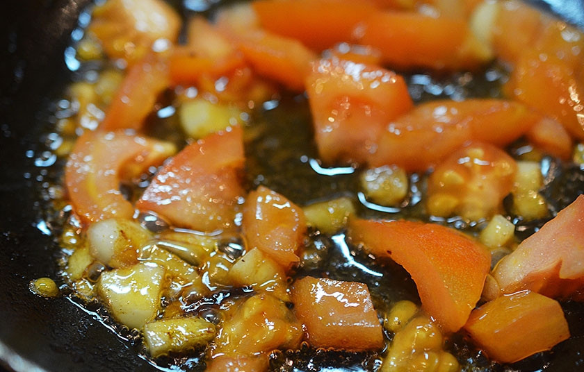 1. Этап. Курица Пикассо: 10. Добавьте помидоры, обжаривайте все минут 5.