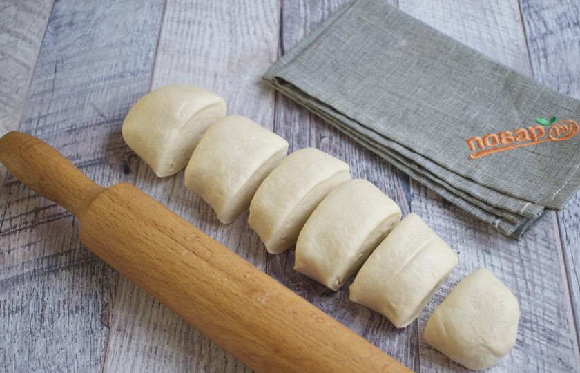 1. Этап. Индийский Наан: 4. Разделите тесто на 6 частей.