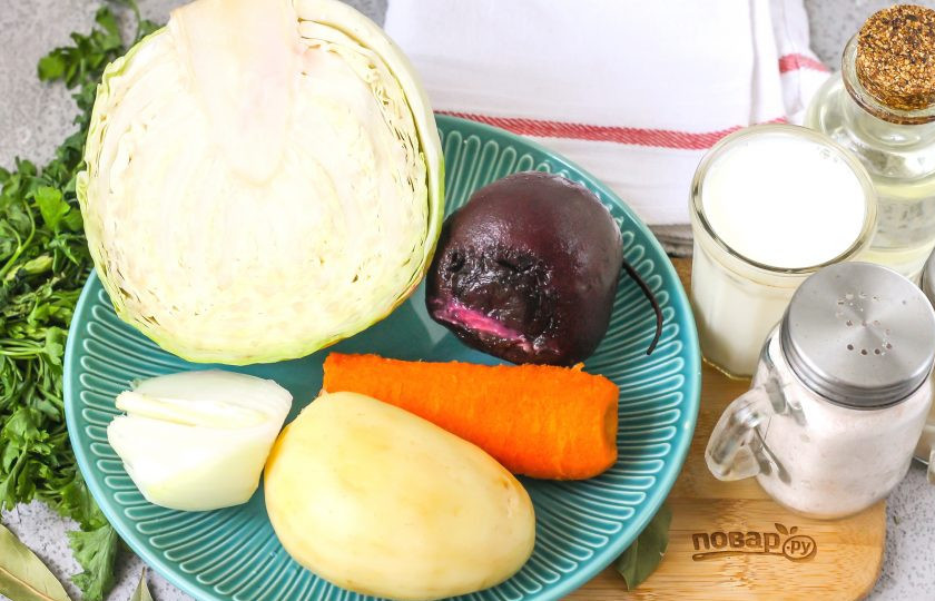 1. Этап. Еврейский борщ: Подготовьте указанные ингредиенты. Свеклу заранее отварите или запеките до мягкости. Если будете готовить борщ с мясом, то заранее отварите говядину в течение 1-1,5 часов до мягкости, и готовьте борщ на бульоне от мяса.
