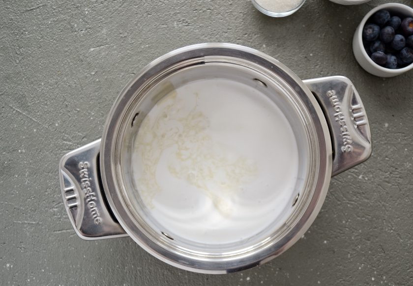 1. Этап. Манная каша на кокосовом молоке: Смешайте в кастрюле кокосовое и овсяное молоко. Доведите до кипения на среднем огне.