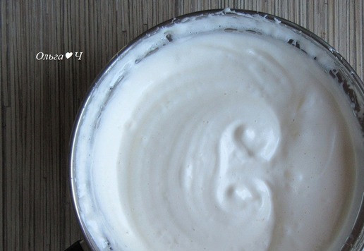 1. Этап. Торт Трио Браволли: Сразу снимите кастрюльку с огня, перелейте содержимое в миску для взбивания или кухонный комбайн (я уже не переливаю, взбиваю прямо в кастрюльке) и взбивайте на максимальной скорости несколько минут, до образования пушистой консистенции, т. е. когда струйка, стекающая с венчика, оставляет след на поверхности массы.