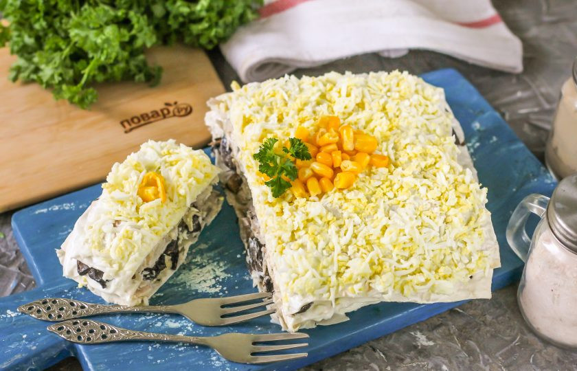 1. Этап. Закусочный торт Наполеон с курицей и грибами: При подаче нарежьте закуску порционными кусочками, действуя аккуратно. Приятного аппетита!