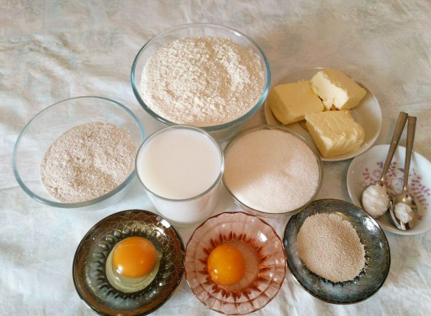 1. Этап. Сдобные булочки, прослоенные штрейзельной крошкой: Подготовьте необходимые ингредиенты. При этом учитывайте, что цельнозерновую муку можно заменить ржаной, кукурузной или обычной белой пшеничной мукой.