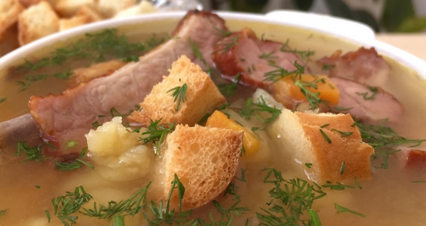 1. Этап. Очень вкусный гороховый суп с копчеными ребрышками: 9. Подается гороховый суп с сухариками и зеленью. Приятного аппетита! :)