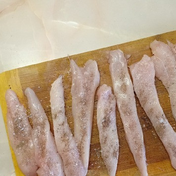 1. Этап. Куриные спиральки: Куриное филе нарезать тонкими полосками вдоль. Натереть их солью и черным молотым перцем.