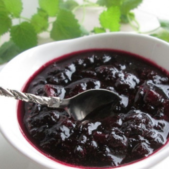 Соус с черникой и ревенем