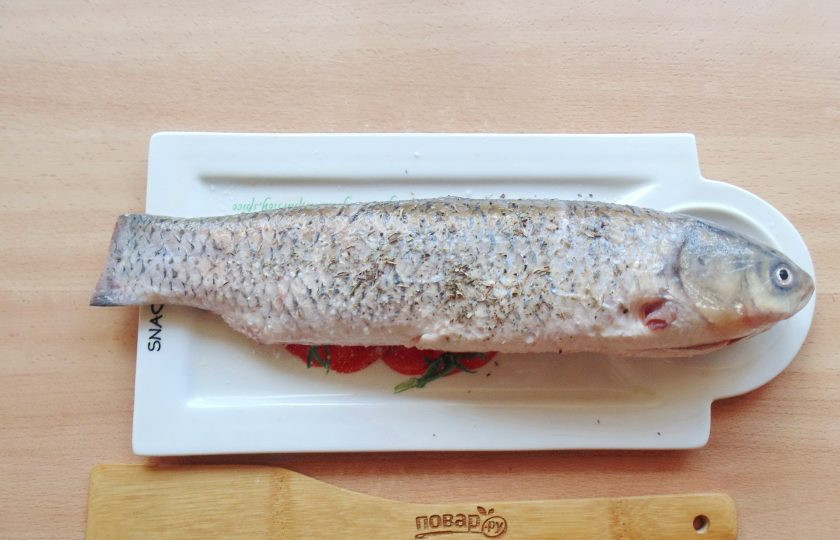 1. Этап. Белый амур в фольге в духовке: Белого амура посолите и поперчите.