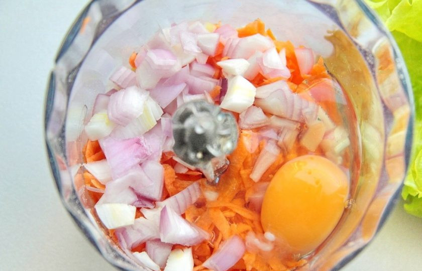 1. Этап. Вегетарианский бургер (мастер-класс): Добавьте тертую морковь, нарезанную кубиками луковицу, яйцо и оливковое масло.