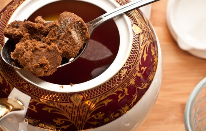 1. Этап. Грог классический: Выжимаем в чай лимон и добавляем специи и коричневый сахар. Даем настояться 5-7 минут, под крышкой.