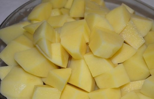 1. Этап. Картофельный суп со свининой: 4. Параллельно очистите и нарежьте кубиками картофель. Выложить в кастрюлю к мясу. После повторного закипания посолите по вкусу.
