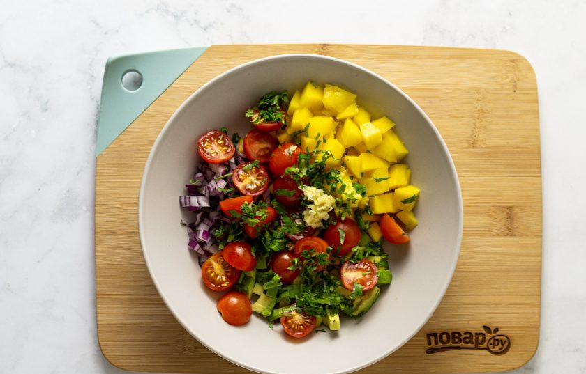 1. Этап. Салат из манго: Кинзу мелко измельчите, чеснок пропустите через пресс.