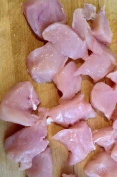 1. Этап. Курица с морковью и розмарином: Мясо нарезать на небольшие кусочки.