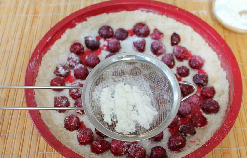 1. Этап. Пирог Крошка с вишней: В ситечко насыпаем крахмал и посыпаем им вишню. Пирог отправляем в разогретую духовку на 15 минут. Готовим при температуре 190 градусов.