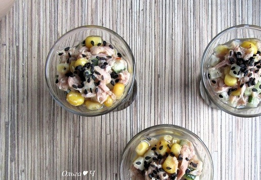 1. Этап. Веррины Тунец и чиа: Посыпьте кунжутом, украсьте петрушкой.