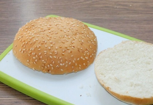 1. Этап. Дружбургер с котлетой и сыром: 5. Булочку разрезать пополам и подсушить на сухой сковороде.