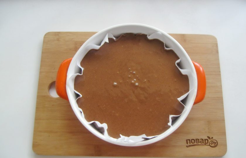 1. Этап. Американский пирог Крейзи кейк: Тщательно перемешайте тесто венчиком или миксером и вылейте в форму для запекания. Диаметр моей формы 18 сантиметров.