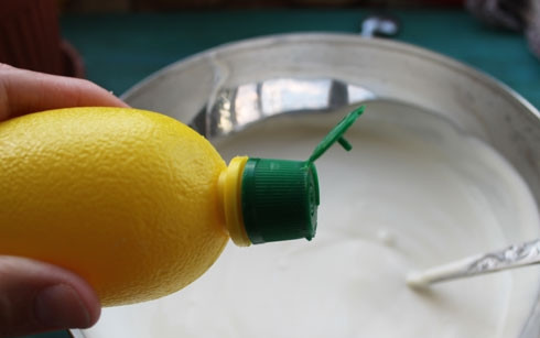 1. Этап. Домашний сыр Маскарпоне: Затем добавьте соль и сок лимона. Всё перемешайте.