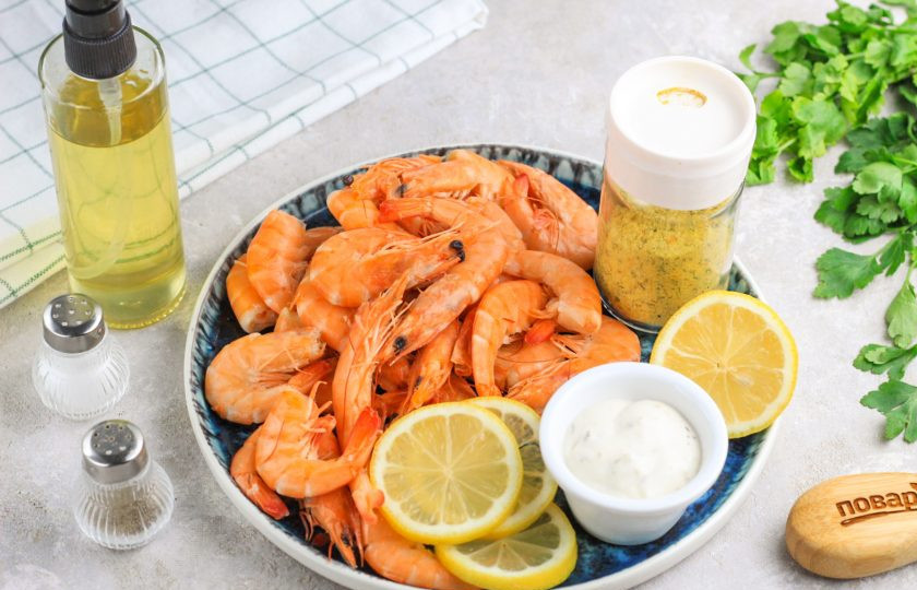 1. Этап. Креветки в аэрофритюрнице: Подготовьте указанные ингредиенты. Если используете замороженные креветки, то сначала разморозьте их и слейте выделившуюся жидкость.