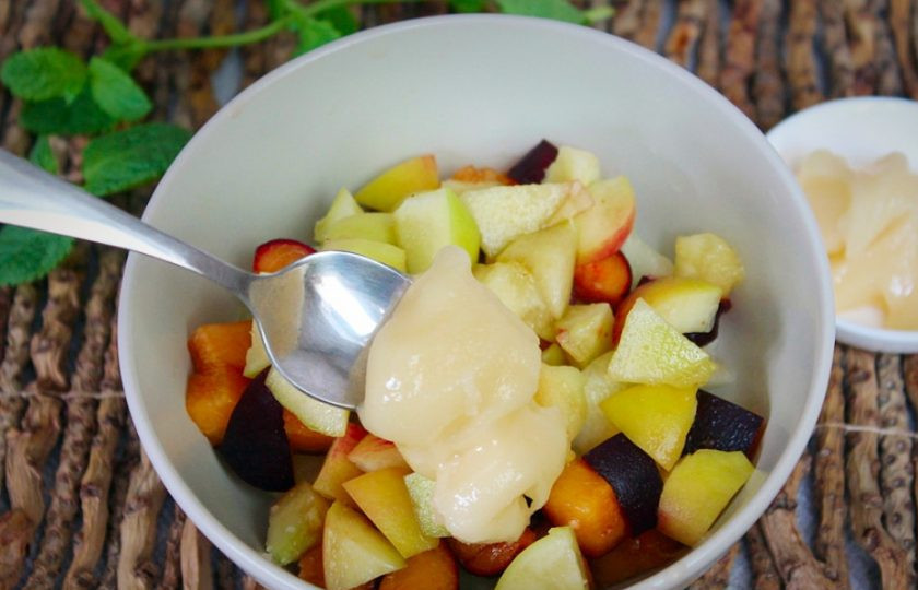 1. Этап. Фруктовый салат из дыни, персика и черного абрикоса: Добавляем ложку меда и перемешиваем.