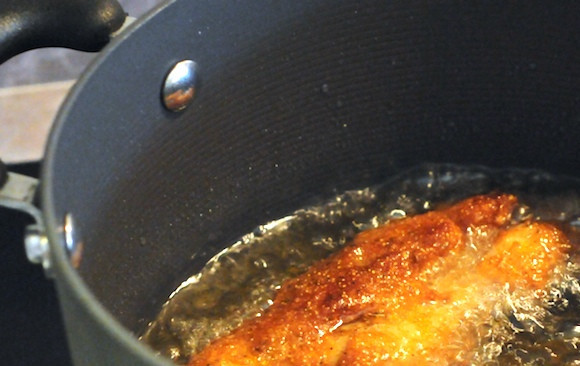 1. Этап. Рыба в кляре во фритюре: 5. Жарится рыба в кляре во фритюре в домашних условиях довольно быстро. Как только стала румяной, можно доставать и отправлять в масло вторую порцию.