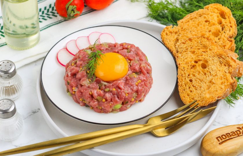 1. Этап. Тартар из говядины классический: Классический тартар из говядины полностью готов. Подавайте его со свежим хлебом, багетом, чиабаттой и т.д.