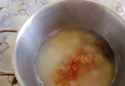 1. Этап. Кулеш с купатами и вялеными томатами: Картофель сварился наполовину. Отправляем в кастрюлю обжаренные мясопродукты с луком. Довести до кипения и варить до мягкости картофеля. Соль и перец по вкусу.