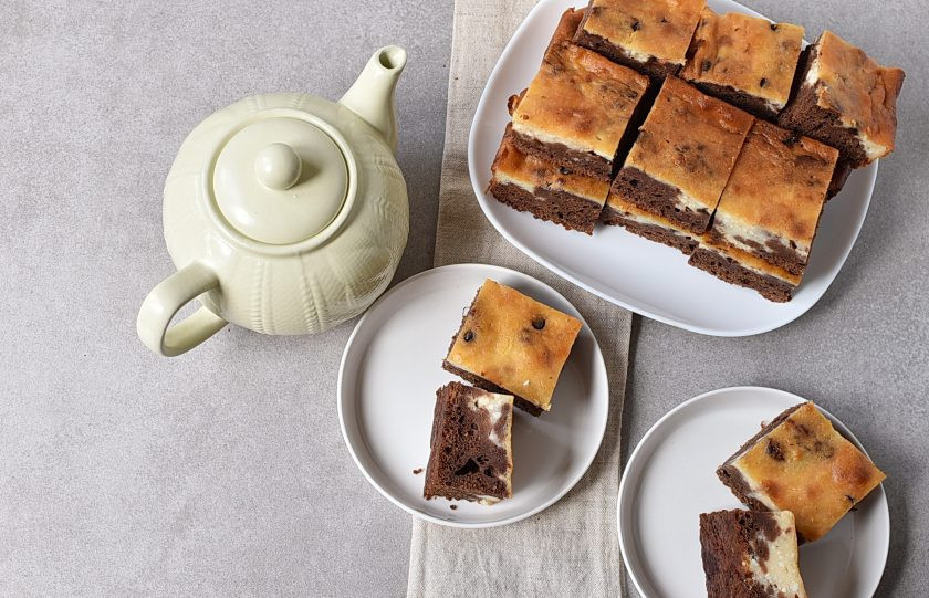 1. Этап. Шоколадный пирог с творогом: Подавать пирог можно теплым или полностью остывшим.