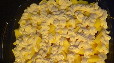1. Этап. Мясо по-французски с черносливом: 2. Чернослив предварительно замочим в кипятке, отожмем и измельчим в блендере. Выкладываем эту кашицу поверх лука, затем - слой картофеля. Солим картошку, обильно смажем майонезом.