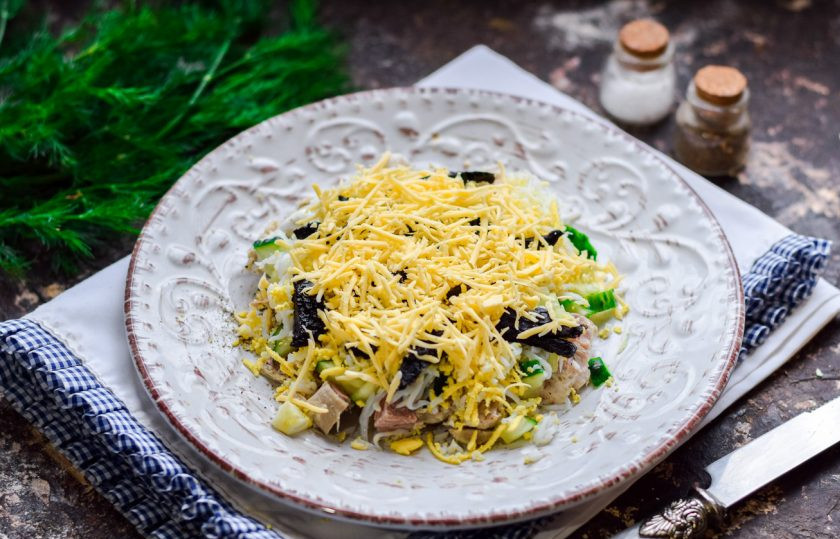 1. Этап. Салат Зимняя свежесть: Чернослив смажьте майонезом. Завершающий слой салата - натертая стружка сыра. Вот и все, пропитайте салат час и подавайте к столу.