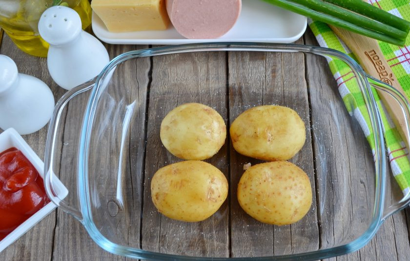 1. Этап. Пицца в картофельных лодочках: Картофель положите в огнеупорную форму, смажьте оливковым маслом, посолите и отправьте в духовку на 1 час, температура запекания — 200 градусов.