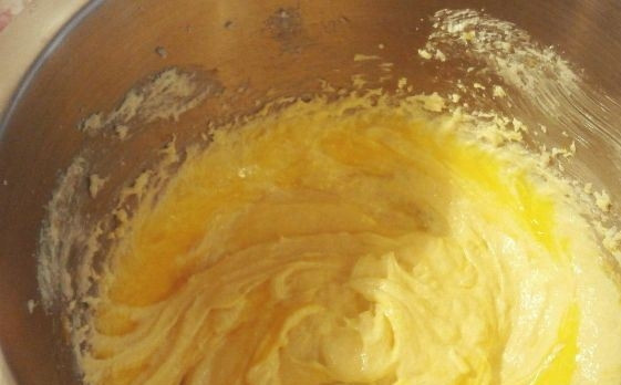 1. Этап. Нежный шоколадный торт: Уменьшите скорость миксера до минимума и, не переставая взбивать, введите в массу по одному сырые куриные желтки.