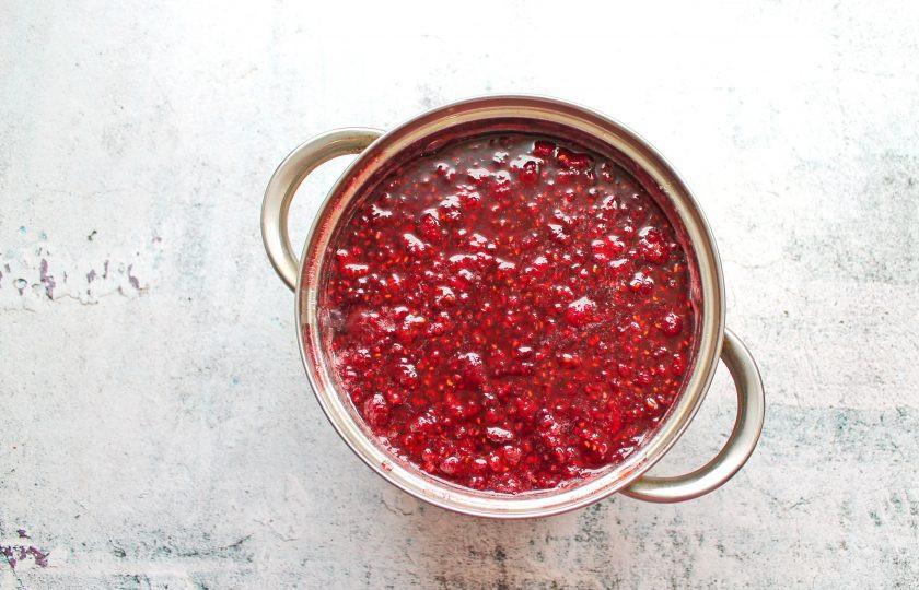 1. Этап. Варенье из малины и красной смородины: Добавьте в сироп малину и варите после закипания в течение 7 минут. При варке варенья будет образовываться пенка, обязательно ее убирайте. Горячее варенье разложите в стерилизованные банки и дайте остыть. Банки с вареньем закройте крышками и уберите на хранение.