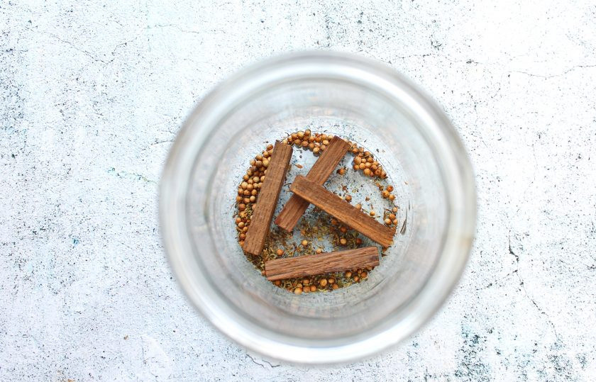 1. Этап. Ароматный коньяк с медом и травами: В чистую сухую банку выложите травы, специи и кору дуба. Вместо коры дуба я использовала специальную дубовую щепу.