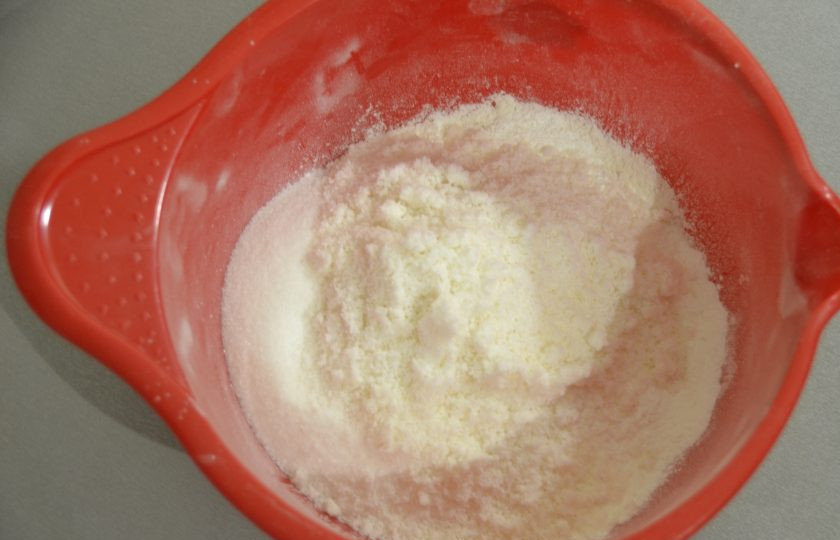 1. Этап. Кексы из кокосовой муки: Всыпьте кокосовую муку.